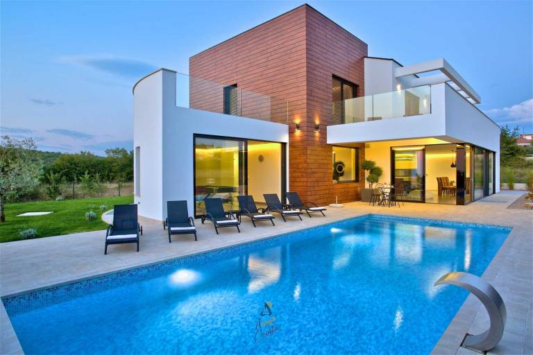 Vibrant modern 5-BR Villa for 10+2, with pool and a sea view — photo 2