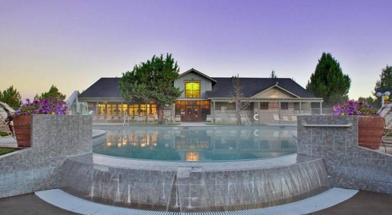 Nice house with jacuzzi & pool | Dogs allowed in Redmond, OR