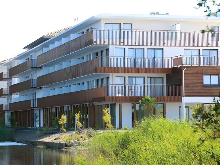Serviced apartment with patio & pool | Dogs allowed — photo 4