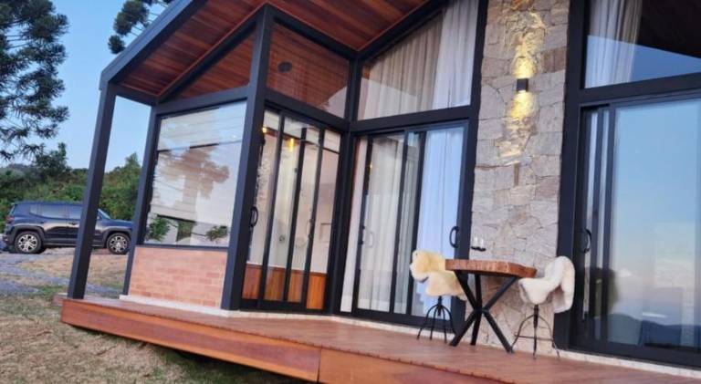 Lovely chalet with grill, terrace & jacuzzi | Good for workation | Dogs allowed in São Bento do Sapucaí