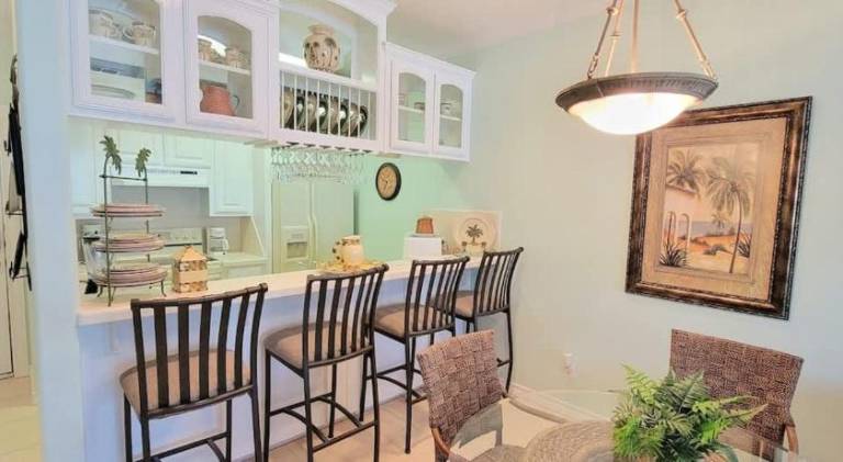 Rental apartment with heated pool & yard — photo 5