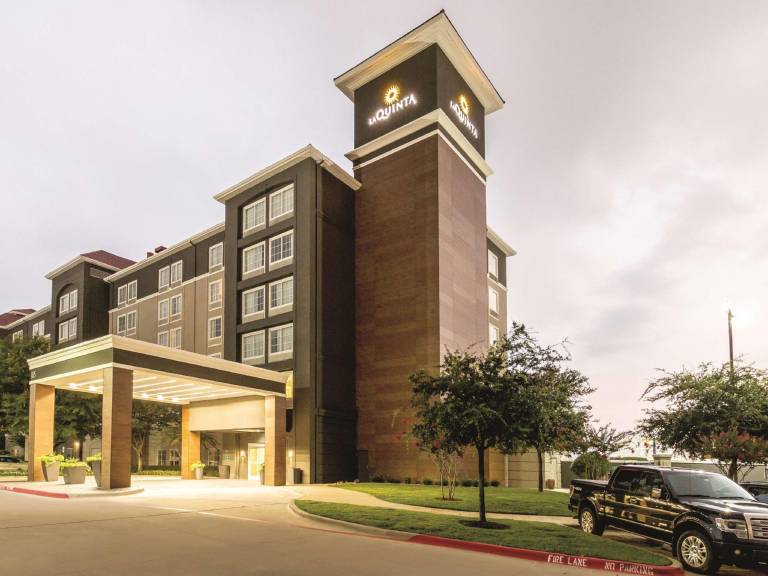 La Quinta Inn & Suites by Wyndham Arlington North 6 Flags Dr in Arlington, TX