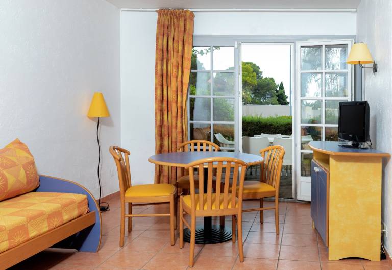 Children-friendly pleasant studio with terrace & pool | Pets are welcome in Saint-Raphaël