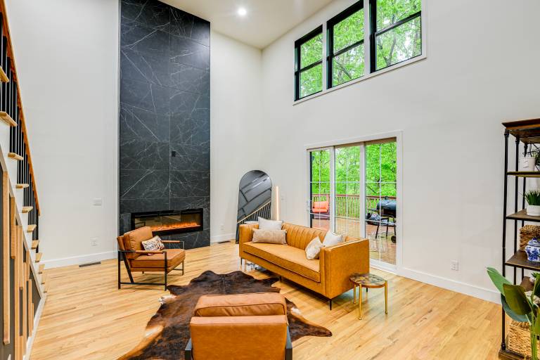 Spacious Deck Contemporary Home in Nashville