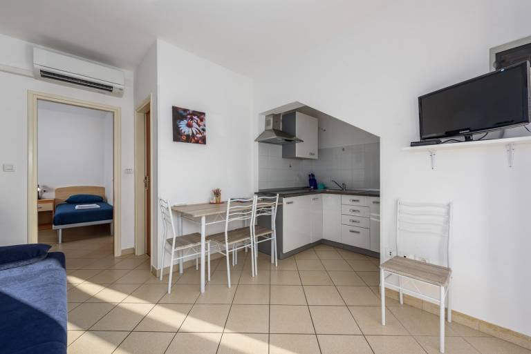 Picturesque apartment just 60 metres from the beach with sea views and private parking — photo 5