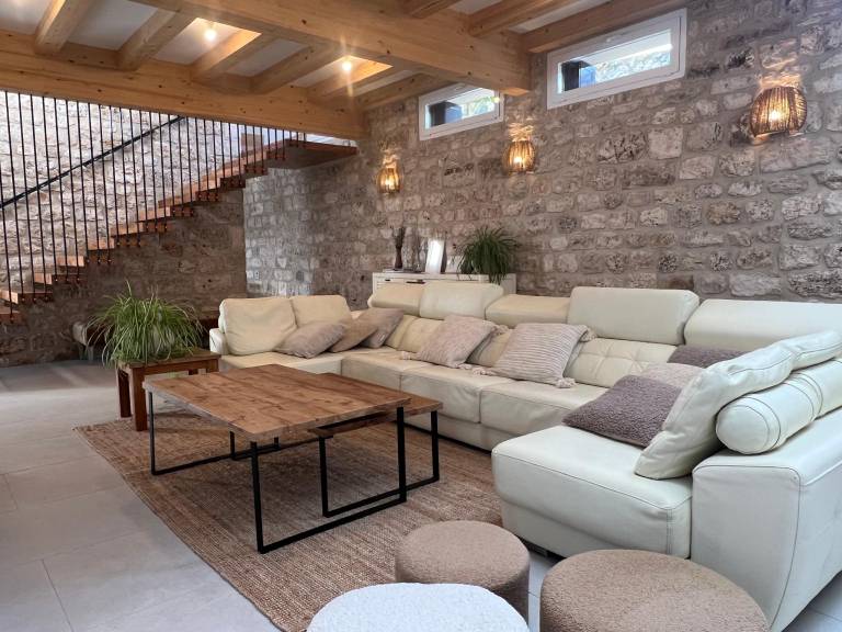 Fully equipped villa with garden, pool & BBQ | Suitable for remote work | Dogs allowed — photo 3