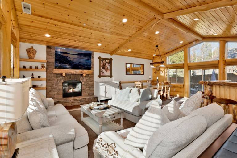 Luxury Morning Star Log Cabin Hot Tub, Firepit, Game Room & Minutes to Skiing — photo 5