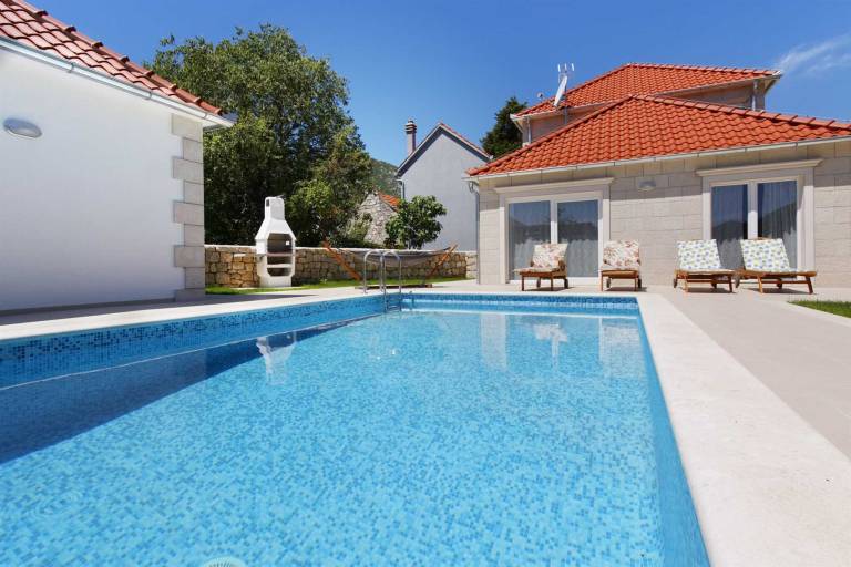 Charming serene 3-BR pet-friendly Villa for 6 with heated pool — photo 2