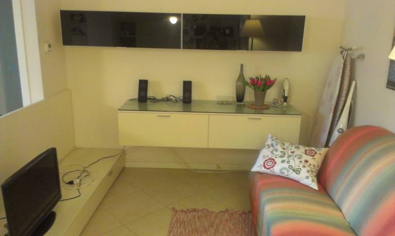 Holiday apartment with yard — photo 3