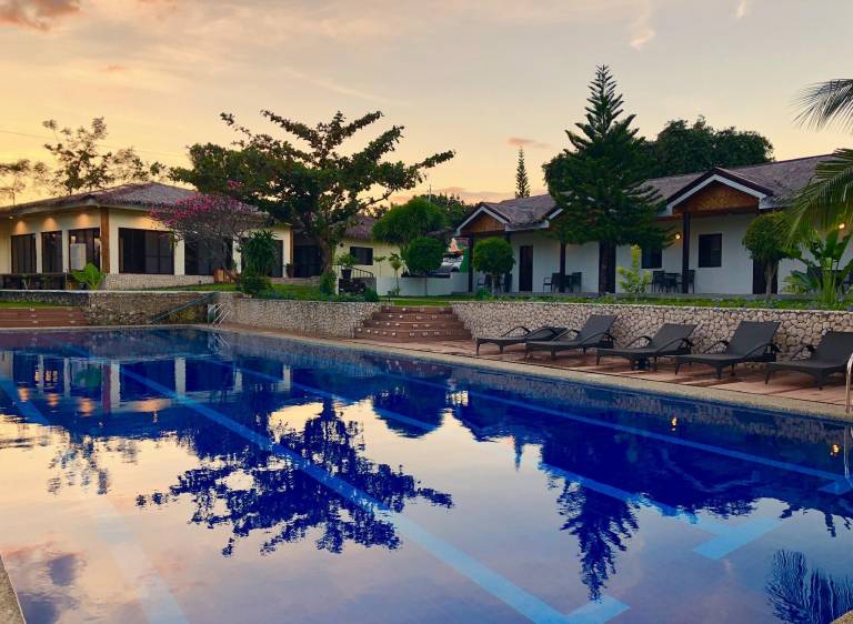 Bungalow with garden, patio & pool in Moalboal