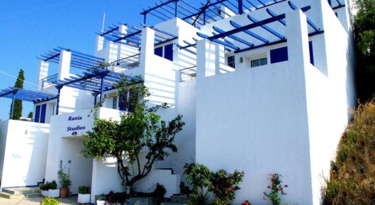 Serviced apartment with garden & patio — photo 4