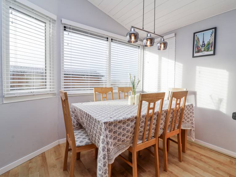 Cottage with garden — photo 4