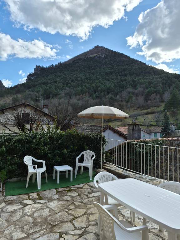 Vacation Home with Stunning Mountain Views and Wi-Fi in Peyreleau — photo 4
