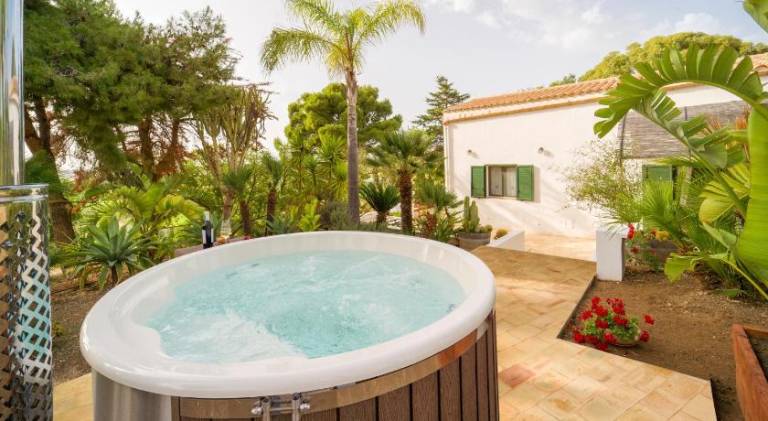 Vacation home with jacuzzi in Menfi