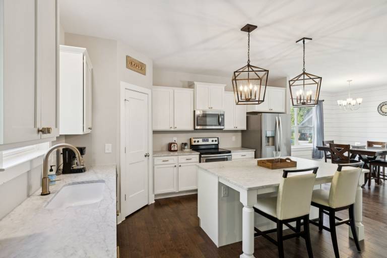 Spacious Family Retreat Pet Friendly 3 Bedroom Home — photo 5