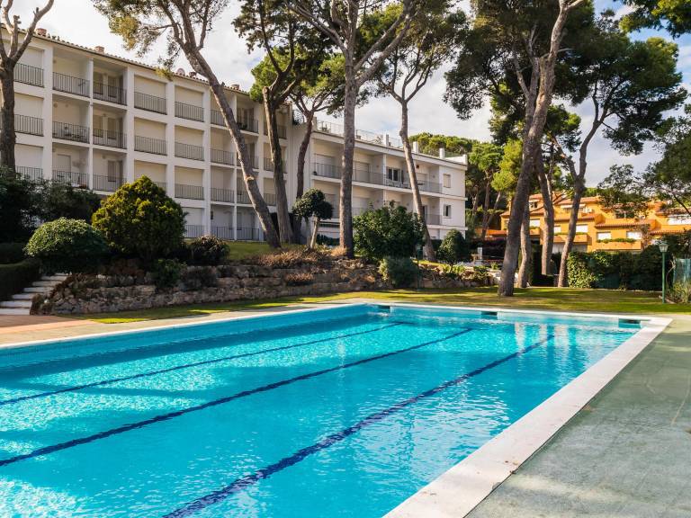 Rental apartment with pool & yard in Calella