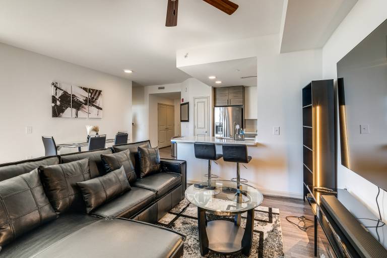 1 Mi to DCA Airport Potomac Yard Apt w Pool