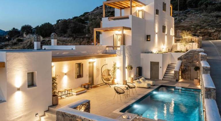 Serviced apartment with yard, pool & terrace in Naxos