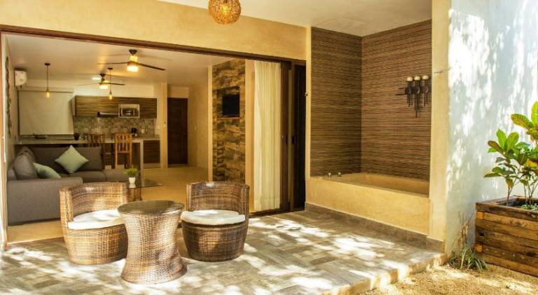 Serviced apartment with pool, yard & patio — photo 4