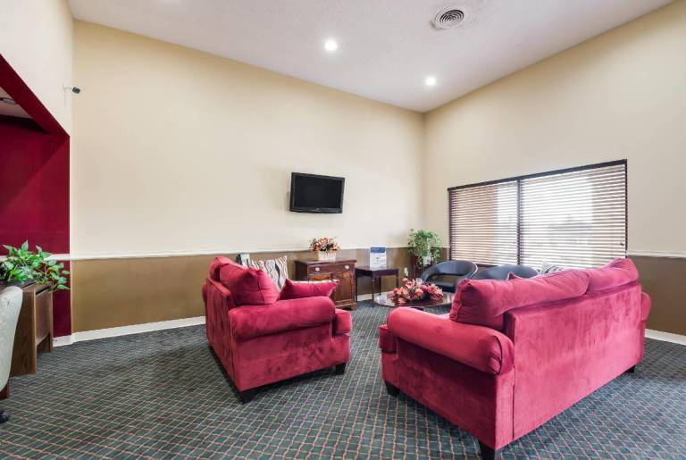 Econo Lodge Inn & Suites Knoxville East — photo 3