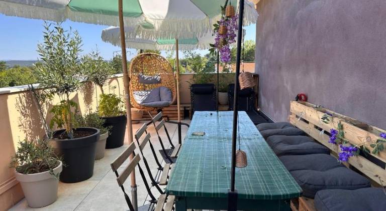 Rental apartment with pool, terrace & yard — photo 4