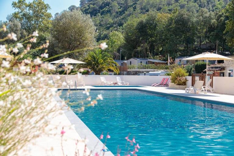 Family-friendly beautiful camping suite with patio, garden & pool | Pet-friendly in Grasse