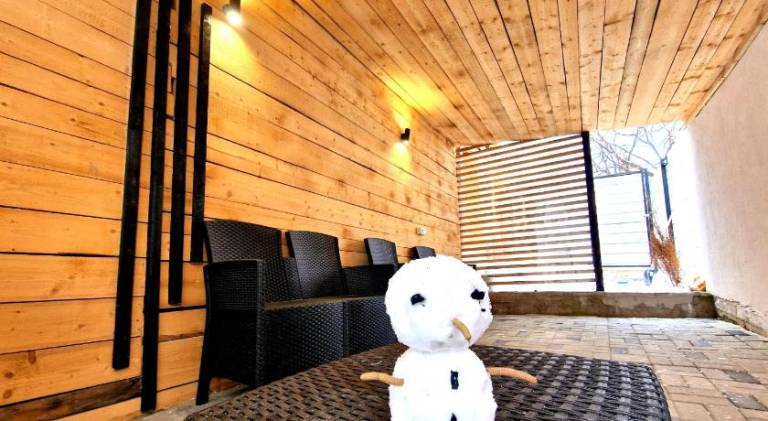 Serviced apartment with patio & garden — photo 3