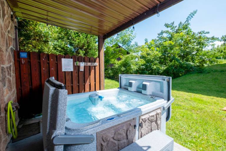Family-oriented charming cabin with pool, hot tub & BBQ | Mountain view | Pets allowed — photo 4