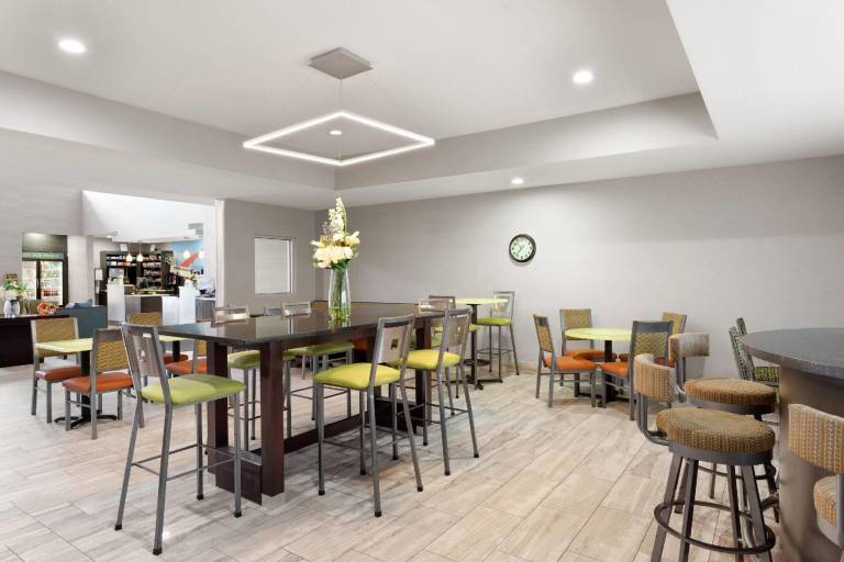 La Quinta Inn & Suites by Wyndham Columbus - Edinburgh — photo 5