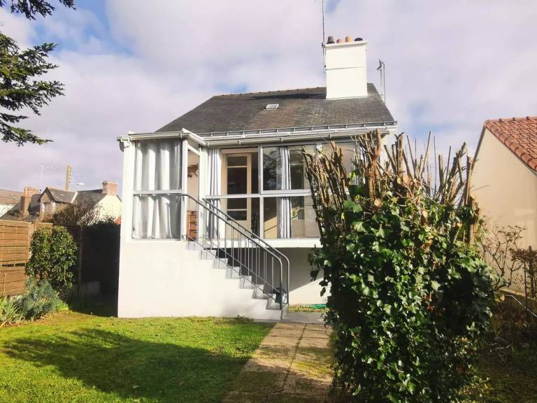 Charming vacation home with yard | Beach nearby | Dogs allowed — photo 2