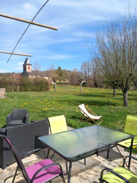 Gite with BBQ, terrace & yard — photo 4