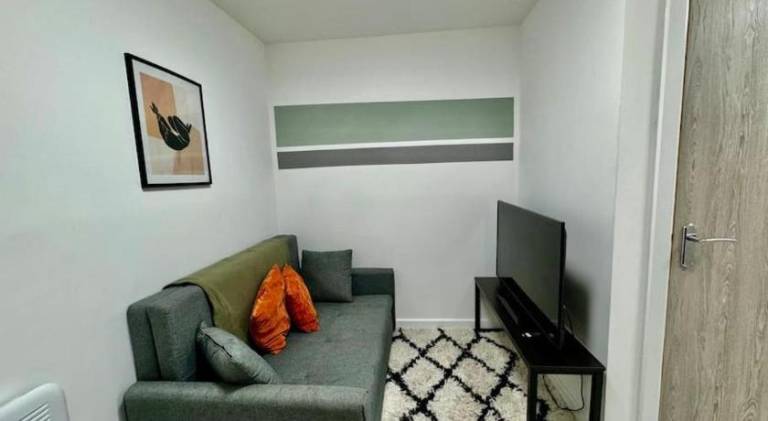 Modern Top Floor 1BR Flat with Fast WiFi and Close To Amenities — photo 4