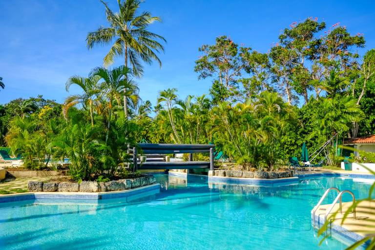 Poolside condo on beautiful beach Glitter Bay 412