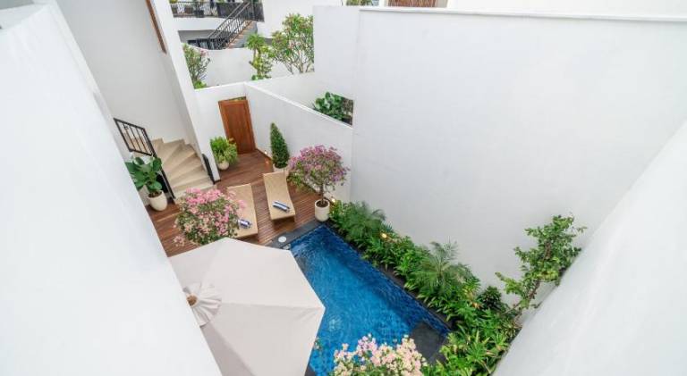 Villa with pool — photo 5
