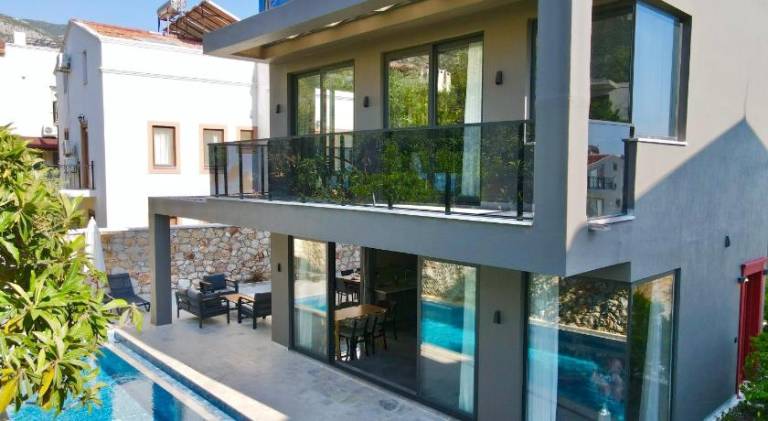 Villa with yard, patio & jacuzzi in Antalya