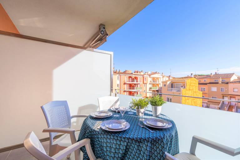 Apartment with yard, pool & terrace in Roses