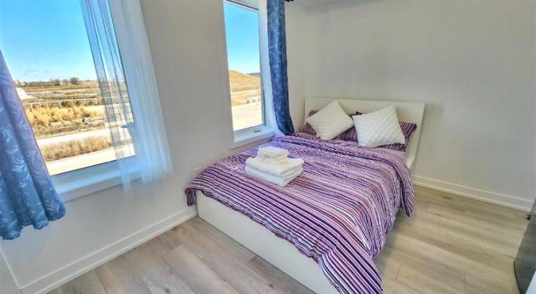 King Bed TV Private Ensuite Retreat Bathroom or Economical Double Bed Room