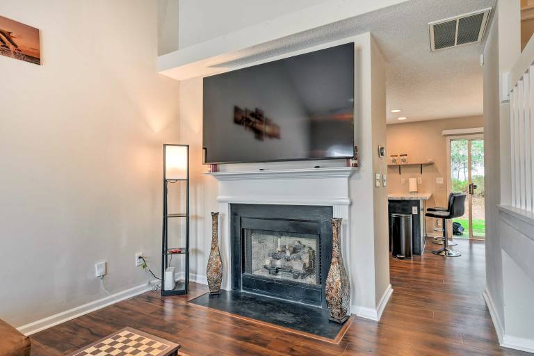 Chic Charlotte Townhome w/ Community Pool — photo 5