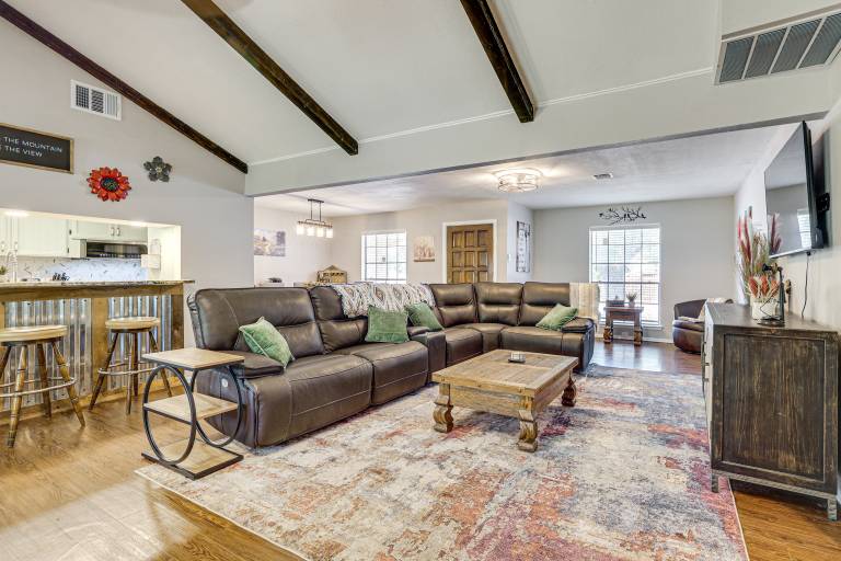 2 Mi to South Texas Medical Center Home w Patio