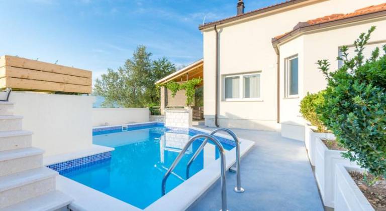 Villa with pool in Okrug