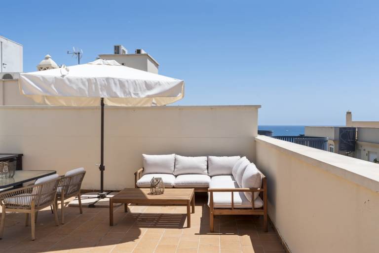 Rental apartment with hot tub, terrace & garden | City view in Estepona
