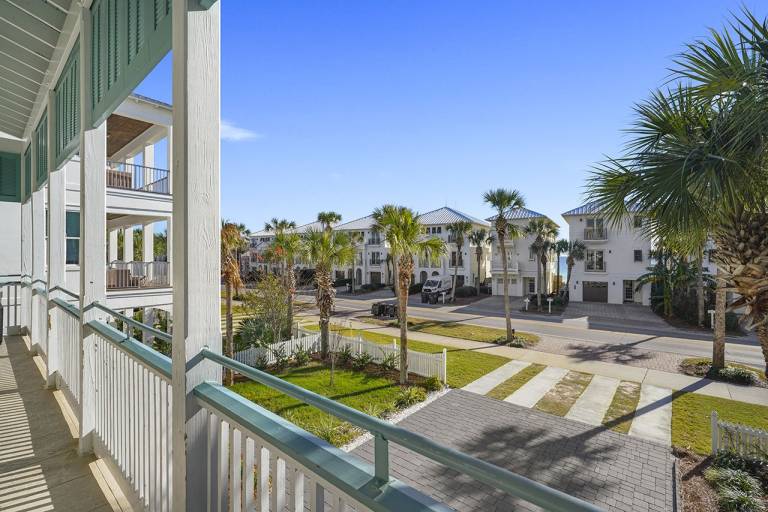 Vacation home with private pool & barbecue | Beach view — photo 5