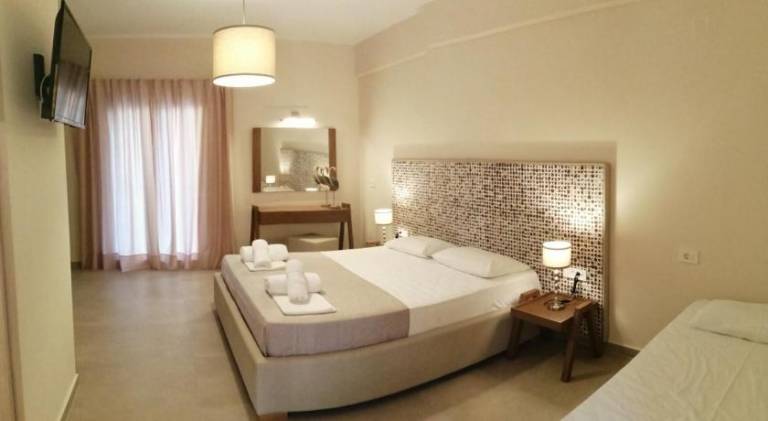 Serviced apartment with yard — photo 2