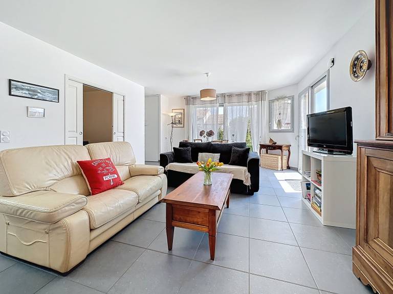 Vacation home with terrace, barbecue & yard in Moutiers
