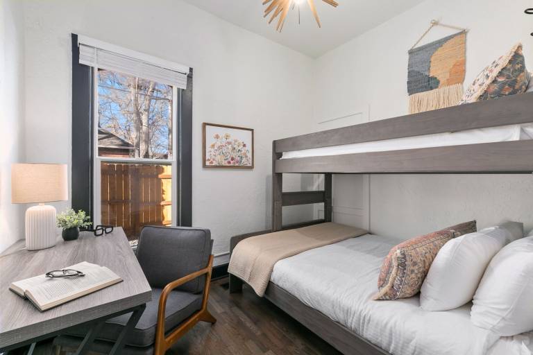 212 W Myrtle St. — photo 3