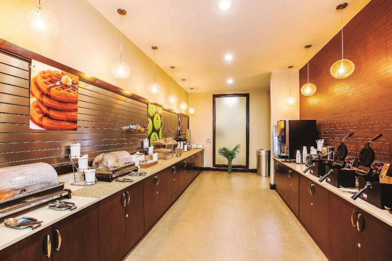 La Quinta Inn & Suites by Wyndham Cotulla — photo 5