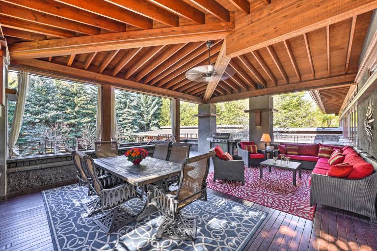 Spacious Luxury Retreat w Private Hot Tub & Pool
