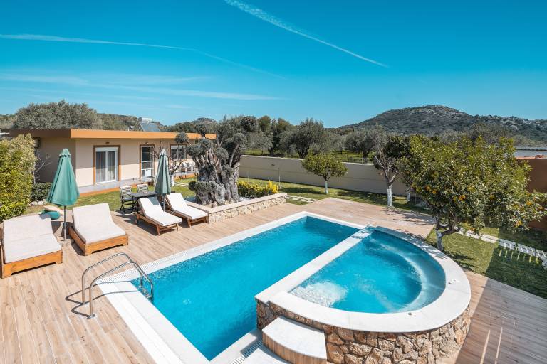 Country House 'Villa Mata' with Private Pool, Wi-Fi and Air Conditioning in Rhodes