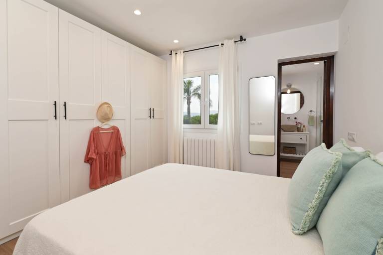 Family-friendly villa with barbecue, private pool & yard | Water view | Pet-friendly — photo 4