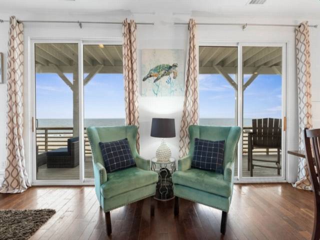 A Shore Thing 2 - OCEANFRONT and PET FRIENDLY home - see the sunrise, hear the waves, feel the breeze - large oceanfront balcony — photo 4